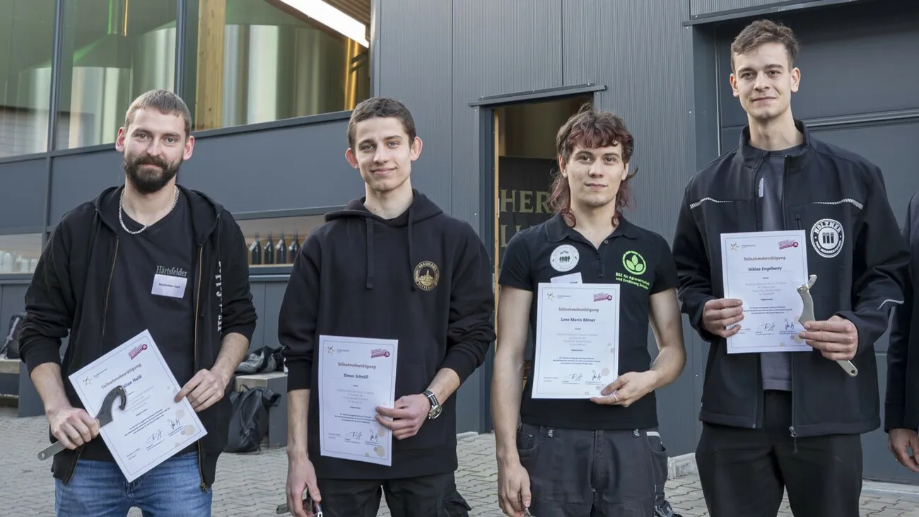 Die besten Brauer und Mälzer Deutschlands: Maximilian Hald, Simon Schnüll, Lenz Marin Börner und Niklas Engelberty (v. l. n. r.). Sie halten ihre Urkunden in der Hand.